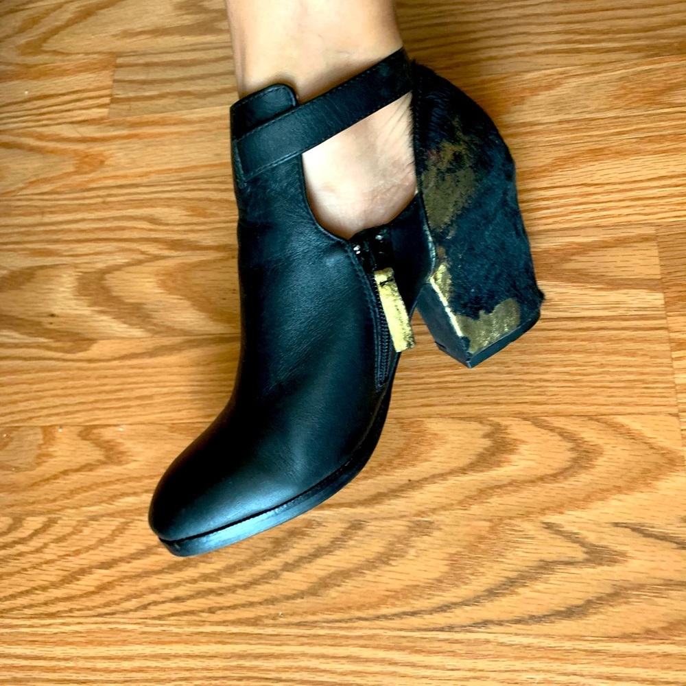 Matiko booties with pony hair and golden details